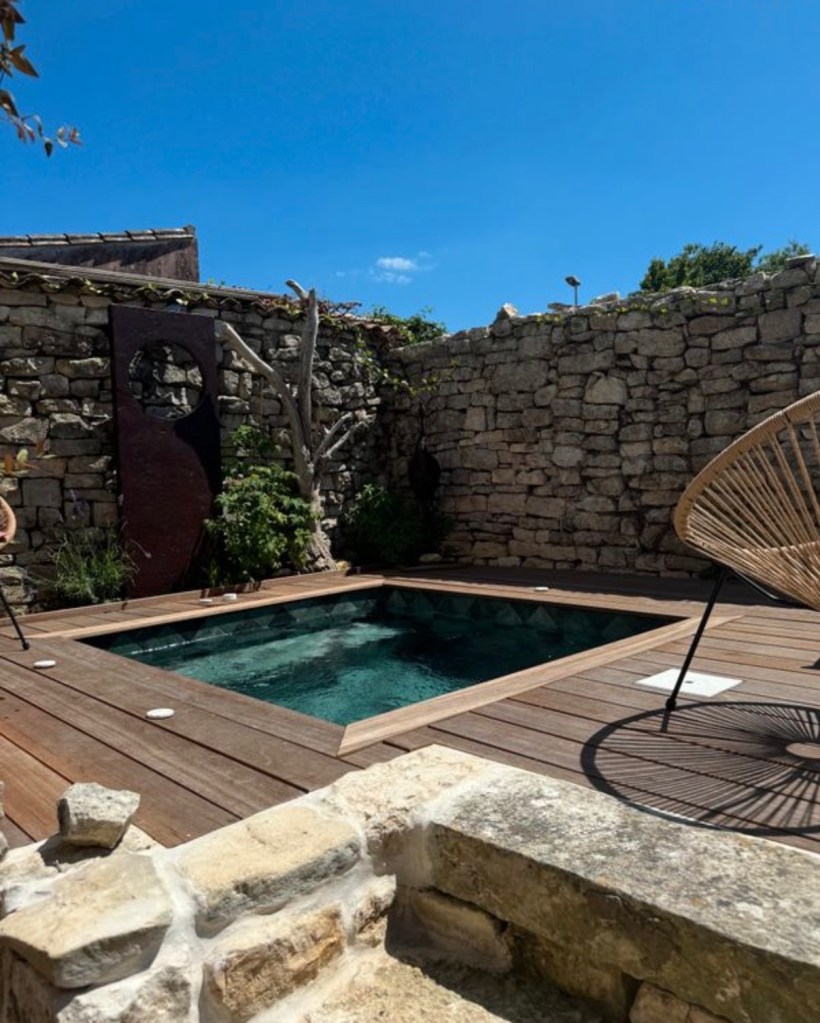 SPA MINIPOOL moins de 10 m3 en béton sur mesure avec hydrojets et réchauffeur intégré dans un jardin 50m2 de l’Île de Ré